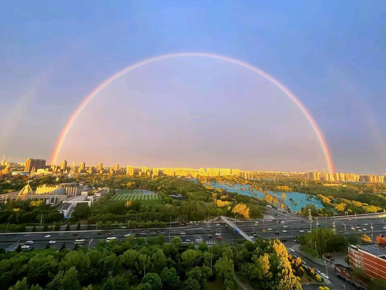 武汉的彩虹太有治愈力了！23日下午，武汉先是来了场“太阳雨”。东湖附近乌云与太阳