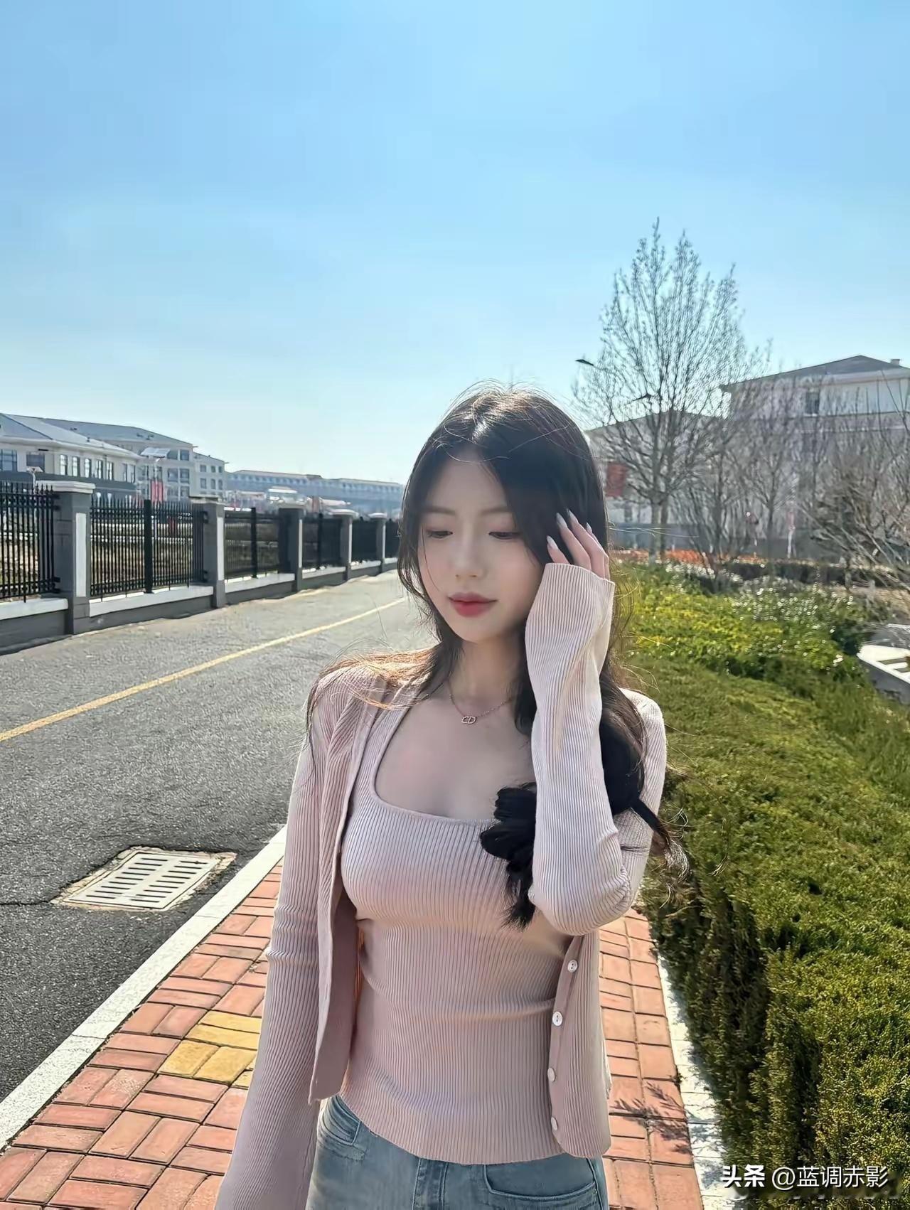 阳光明媚的午后，漫步在校园小道上，感受青春的气息。