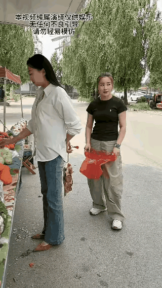 白衣瘦高女子买块内反手手指勾着肉
正在菜摊前买小菜
背后手指突然一轻，转身看到背