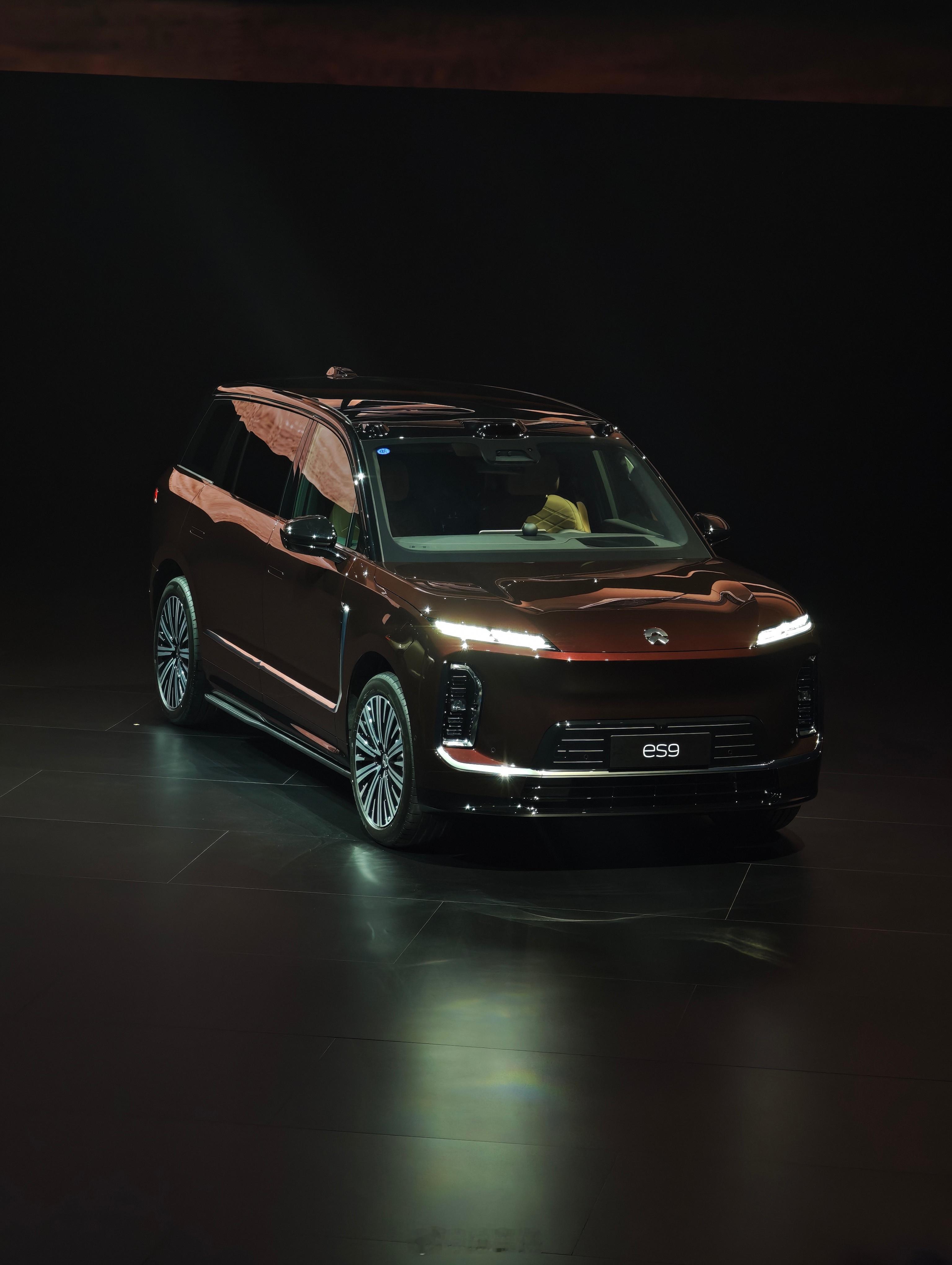 蔚来ES9首发，真的被这波中式豪华戳中了！不是那种贴个龙纹、印个汉字的敷衍，是把