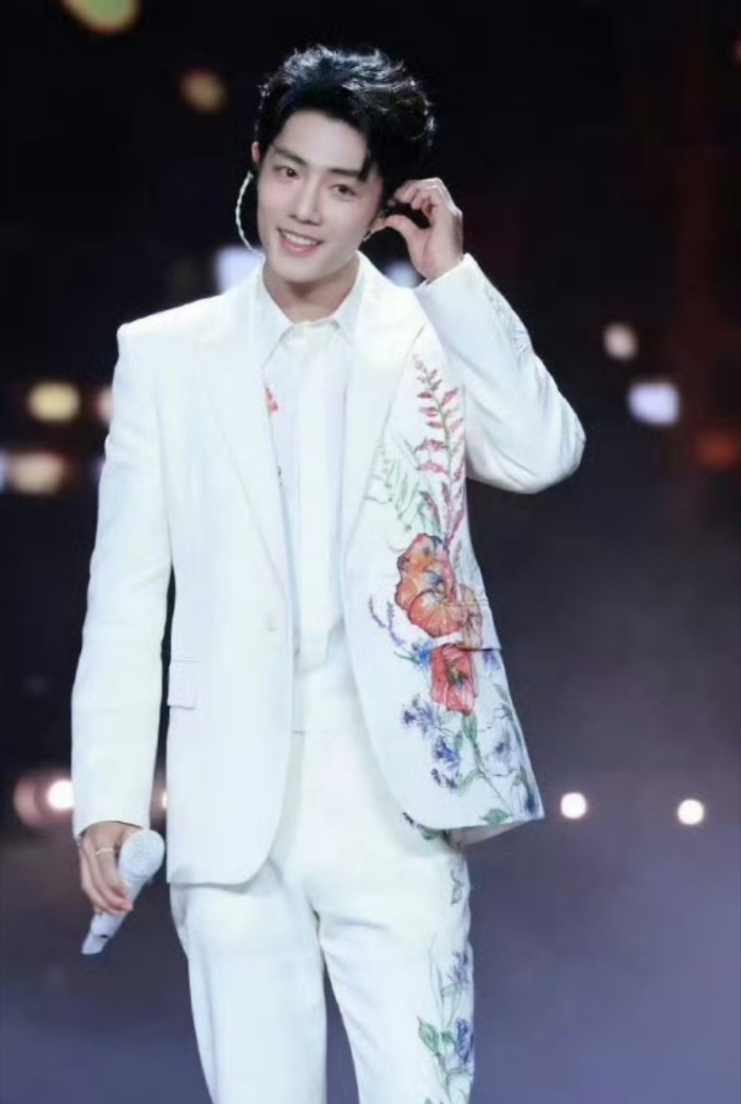 肖战白色刺绣西装 我哥这也太帅了吧肖战真是行走的衣架子太帅了 