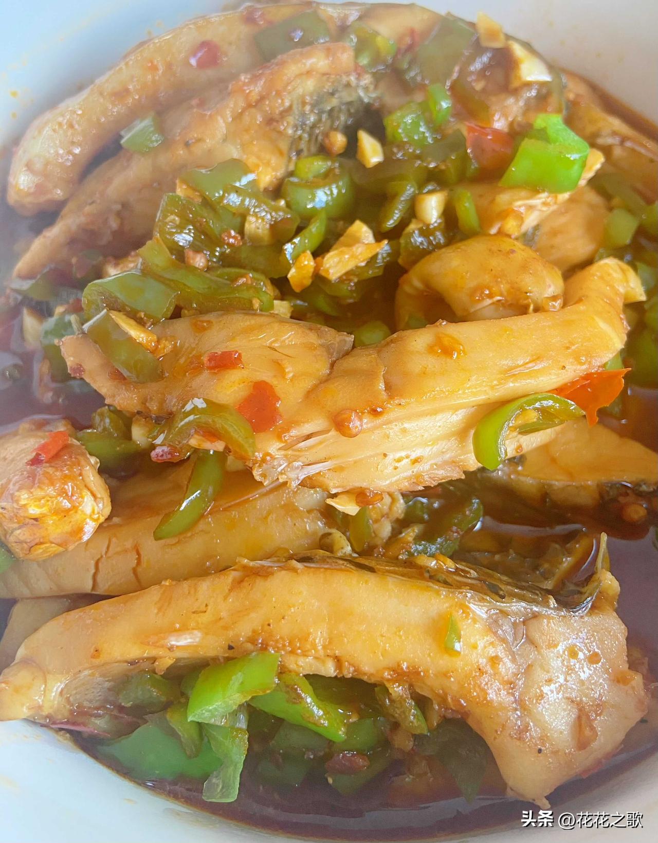 现在冰箱里面的存货就剩下青椒和土豆，所以今日午餐继续青椒和土豆的搭配，甚至鱼也用