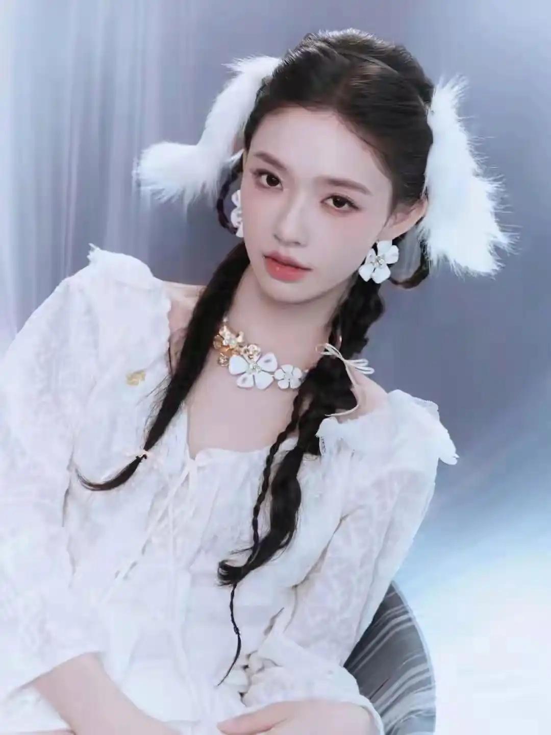 梦幻少女风，甜美发饰搭配优雅白裙，尽显温柔气质！🌸💕