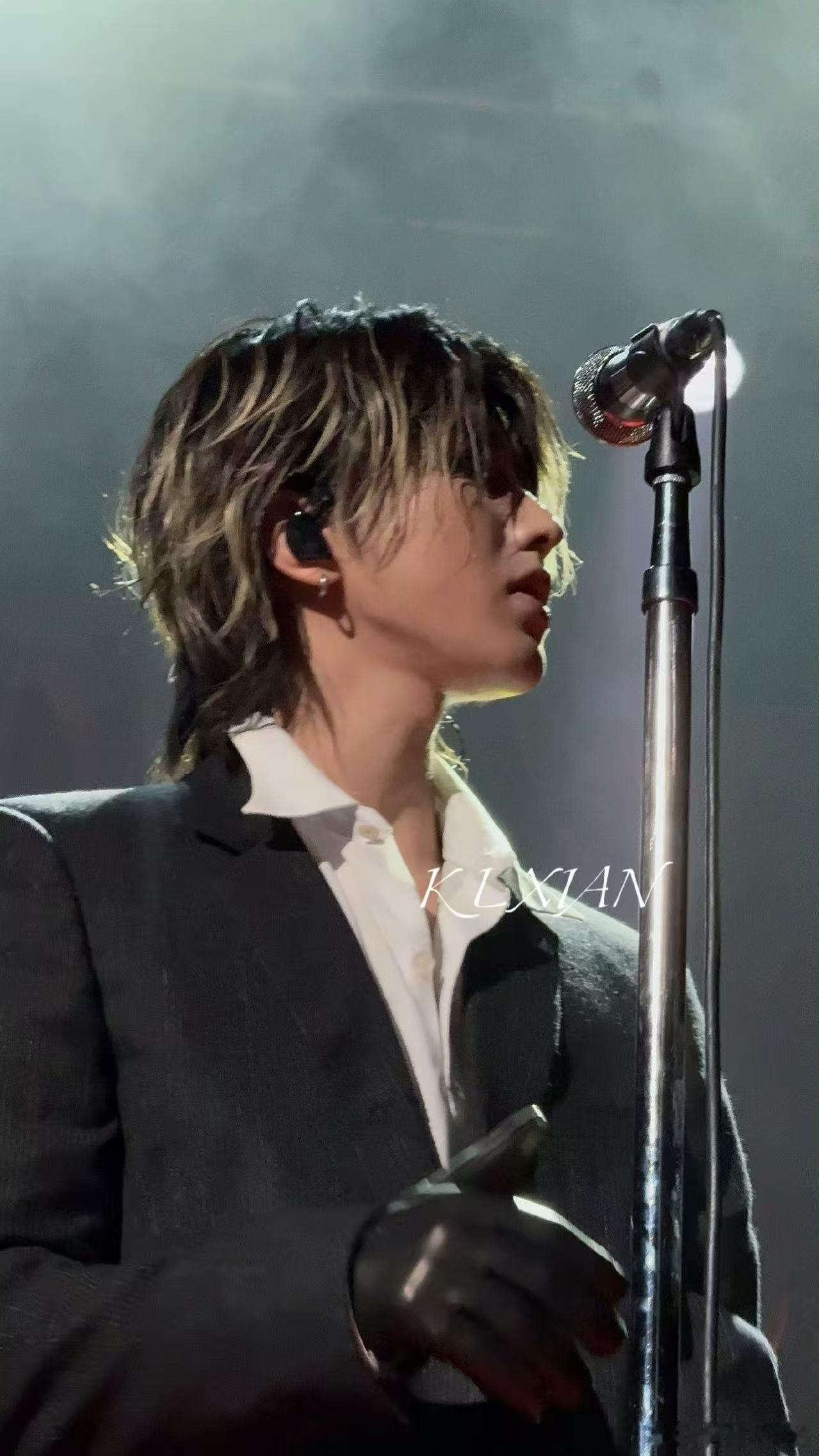 蔡徐坤的衬衫湿透了 湿身舞台真的太有氛围感，蔡徐坤汗透衬衫还能精准卡点，动作眼神