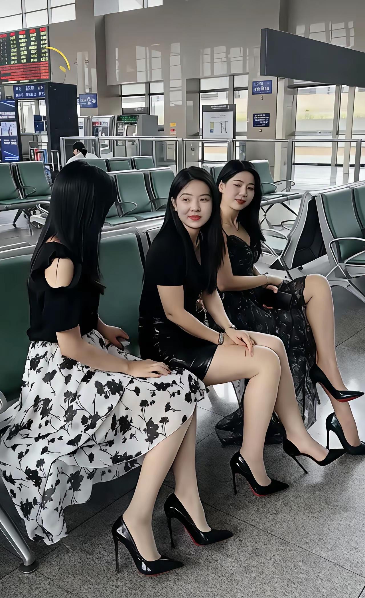 闺蜜机场候机，时尚穿搭，一起期待旅程！