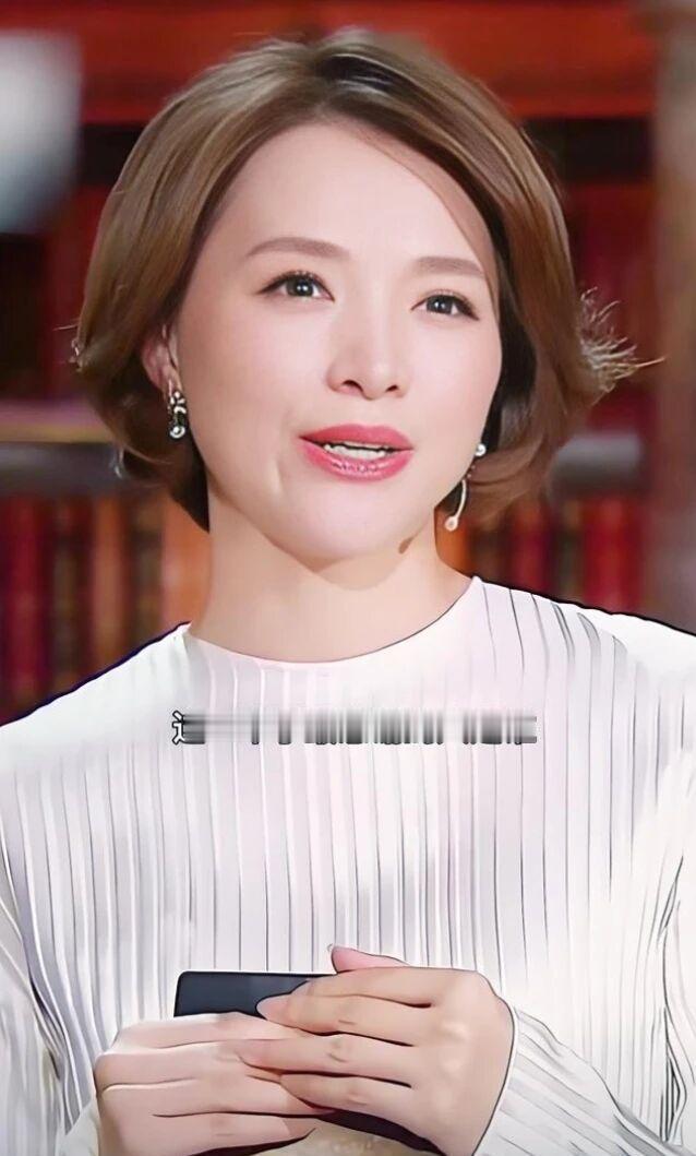 万般皆出色，唯有孝入心！
曾经很多人都不理解，作为央视一姐，事业当红的董卿为何突