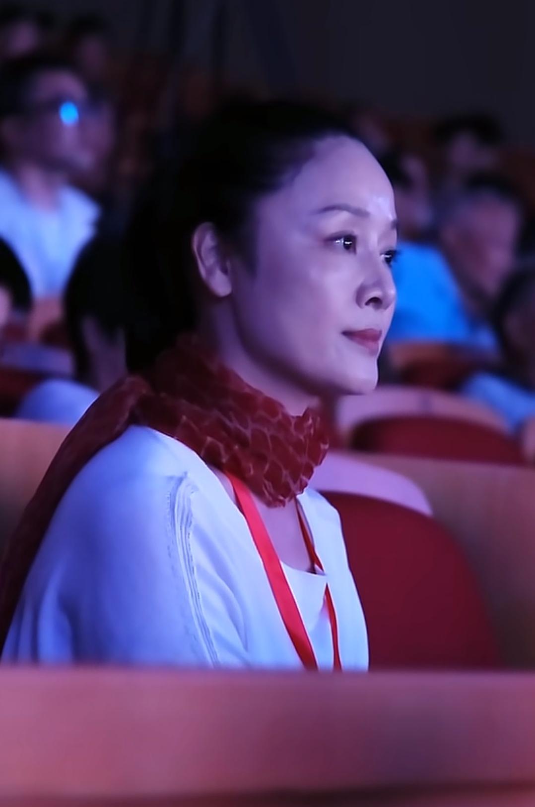 她坐在观众席上，看着舞台。优雅大方美丽，大家还认识她吗？[作揖][玫瑰]永远优雅