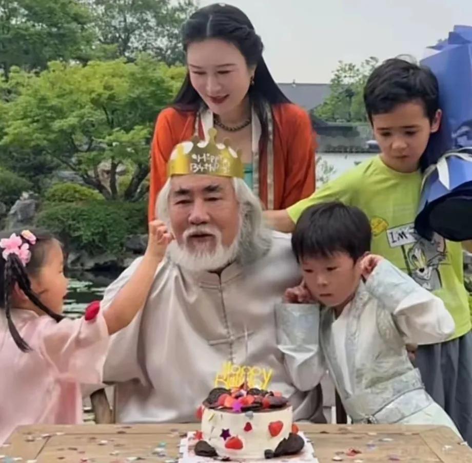 张纪中和老婆儿女同框
一家五口整整齐齐，幸福感爆棚
真的，隔着屏幕都能感受得到那