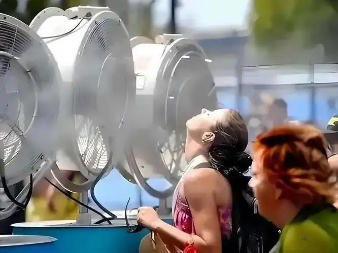 最近法国飙到40℃，当地人直接破防了，说了一句特别扎心的大实话：“我们在酷暑里的