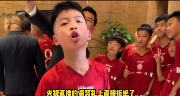 12岁的中国足球少年孟新艺，于央视直播的颁奖典礼现场，回绝了主持人当场表演空翻的