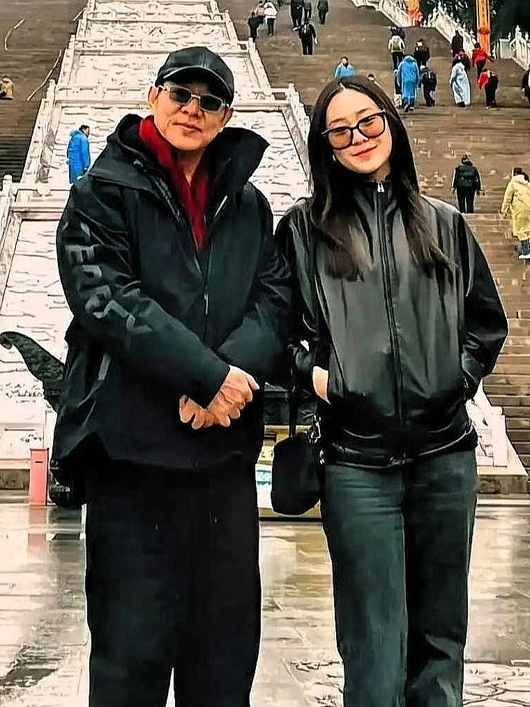 李连杰携女儿现身九华山，岁月痕迹格外明显
 
近日，有网友偶遇李连杰带着22岁的