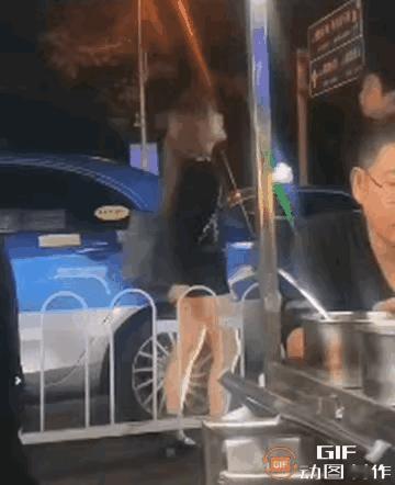 这就是手欠的下场！一对年轻男女朋友在路边发生口角，女子越说越激动，伸手就打了男子
