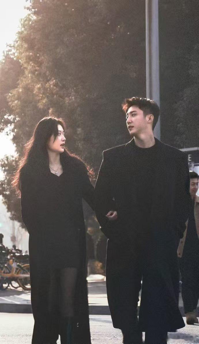 黄景瑜孙千长腿系cp  在长腿的世界里，黄景瑜和孙千就是王者和女神。他们的组合，