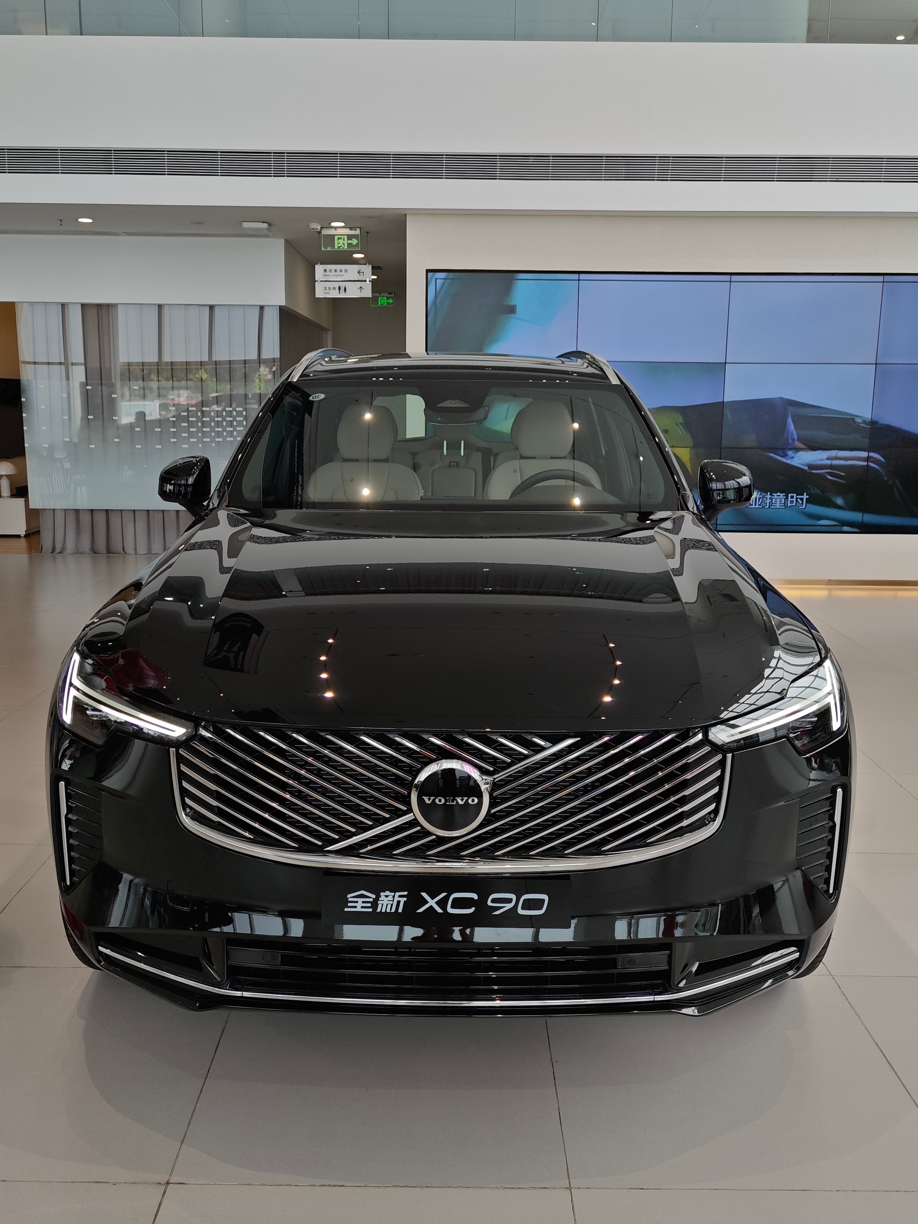沃尔沃xc90 确实变化不大，就是个小改款。中控其实就是把内嵌的屏幕放出来了整个