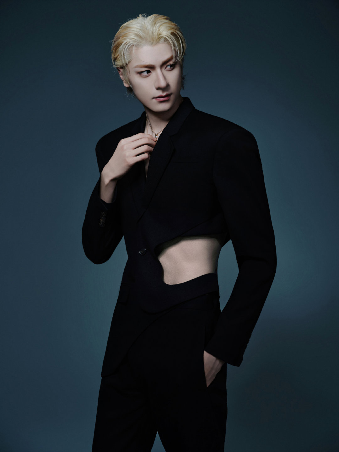 林一白色情人节金发营业白色情人节解锁林一金发现场，浅金发丝衬得眉眼更精致，黑西装