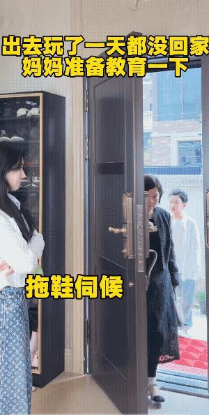 妈妈看到妈妈，瞬间气场就没了。
男孩不仅有了靠山，而且还敢跟妈妈撅嘴了……
