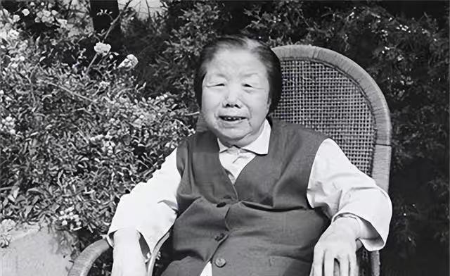 1992年7月11日，邓颖超去世后，她的秘书赵炜向中央提出了四个要求。然而，中央