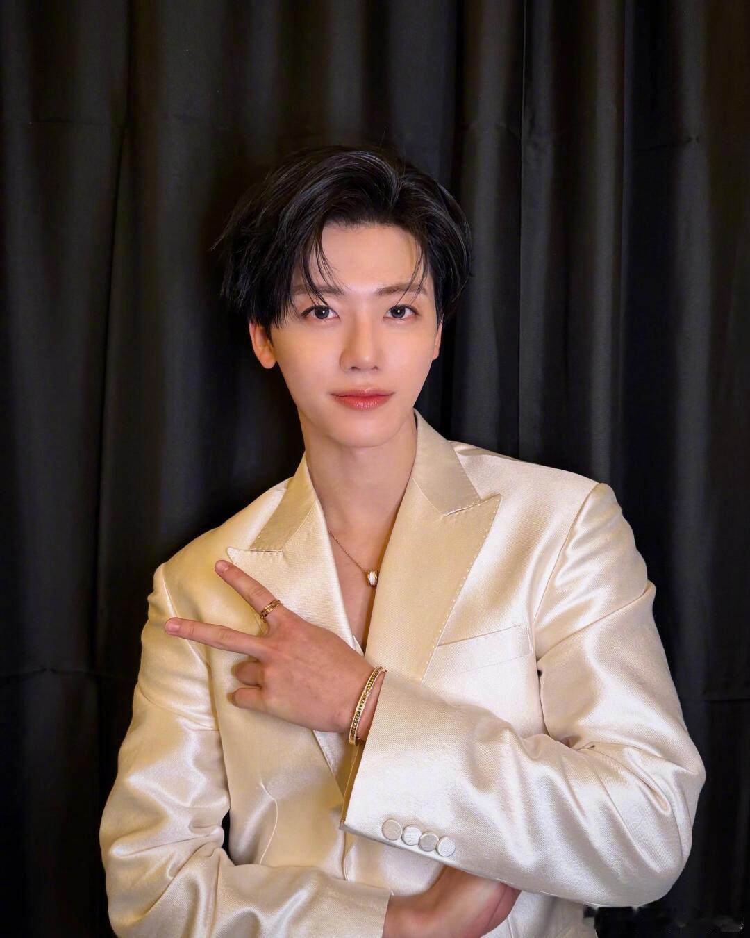 罗渽民用发霉泡菜煮汤 罗渽民在泡泡分享日常，称家里泡菜放太久发霉，为了不浪费便拿