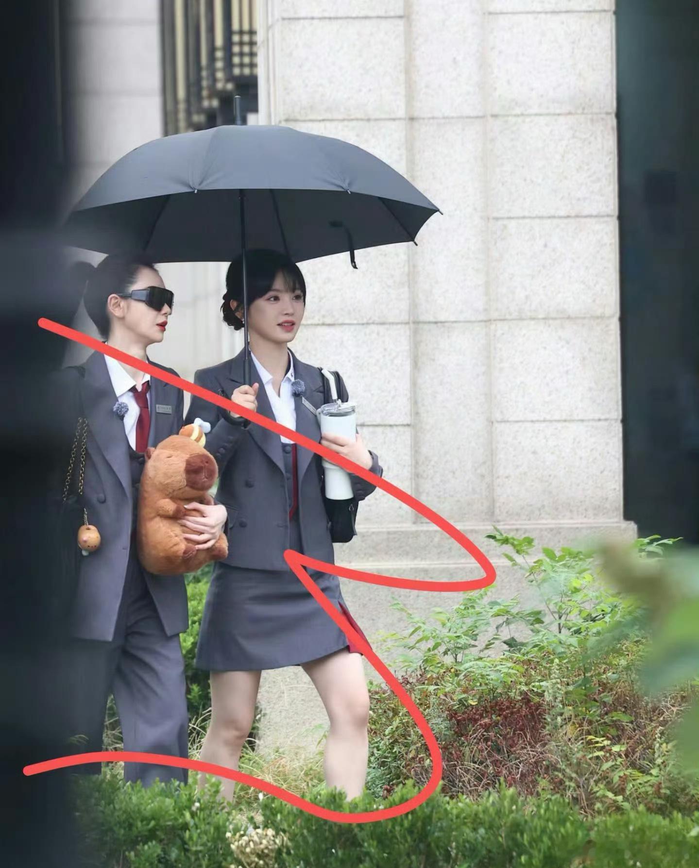 #戚薇田曦薇职场姐妹花##戚薇田曦薇制服撑伞同框#  戚薇田曦薇女推2同框路透，