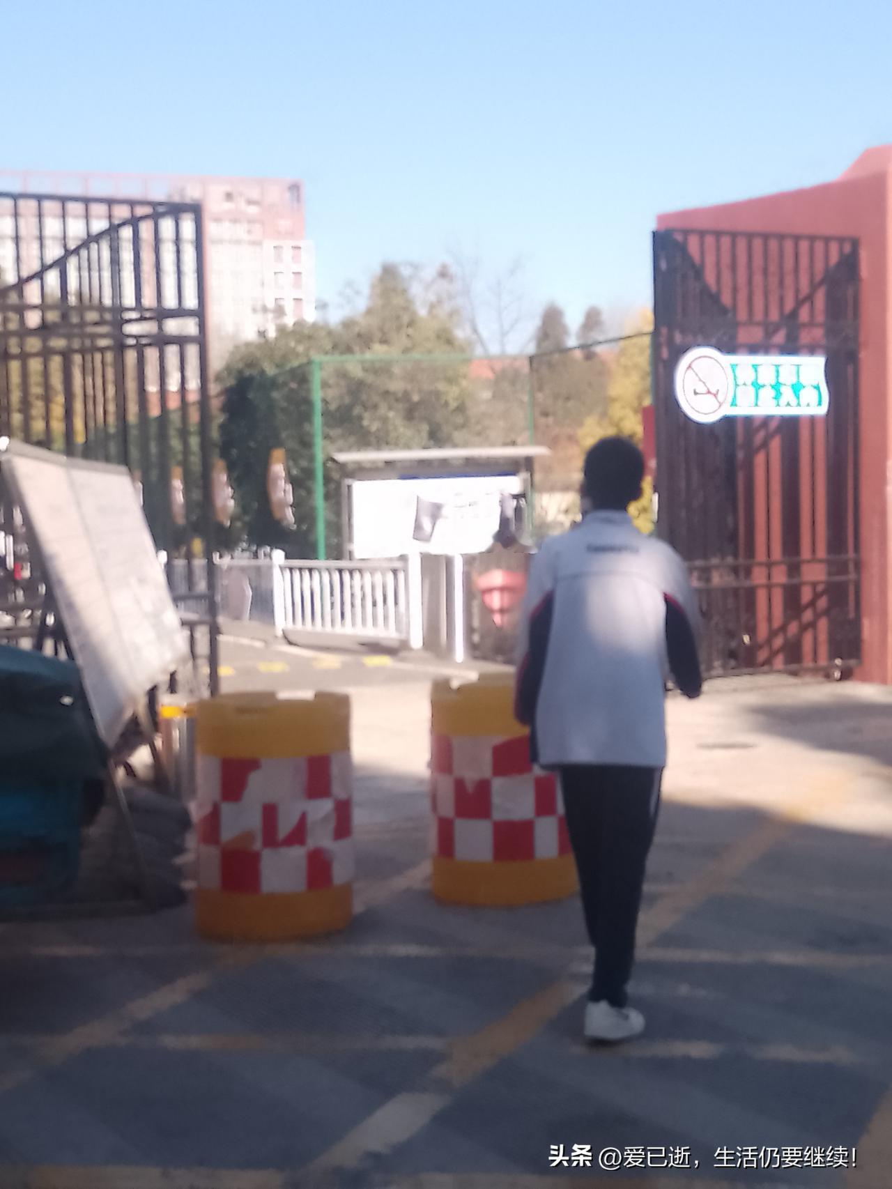 今天1月23日16时参加儿子本学期最后一次家长会。今天开完家长会，初二的儿子也正