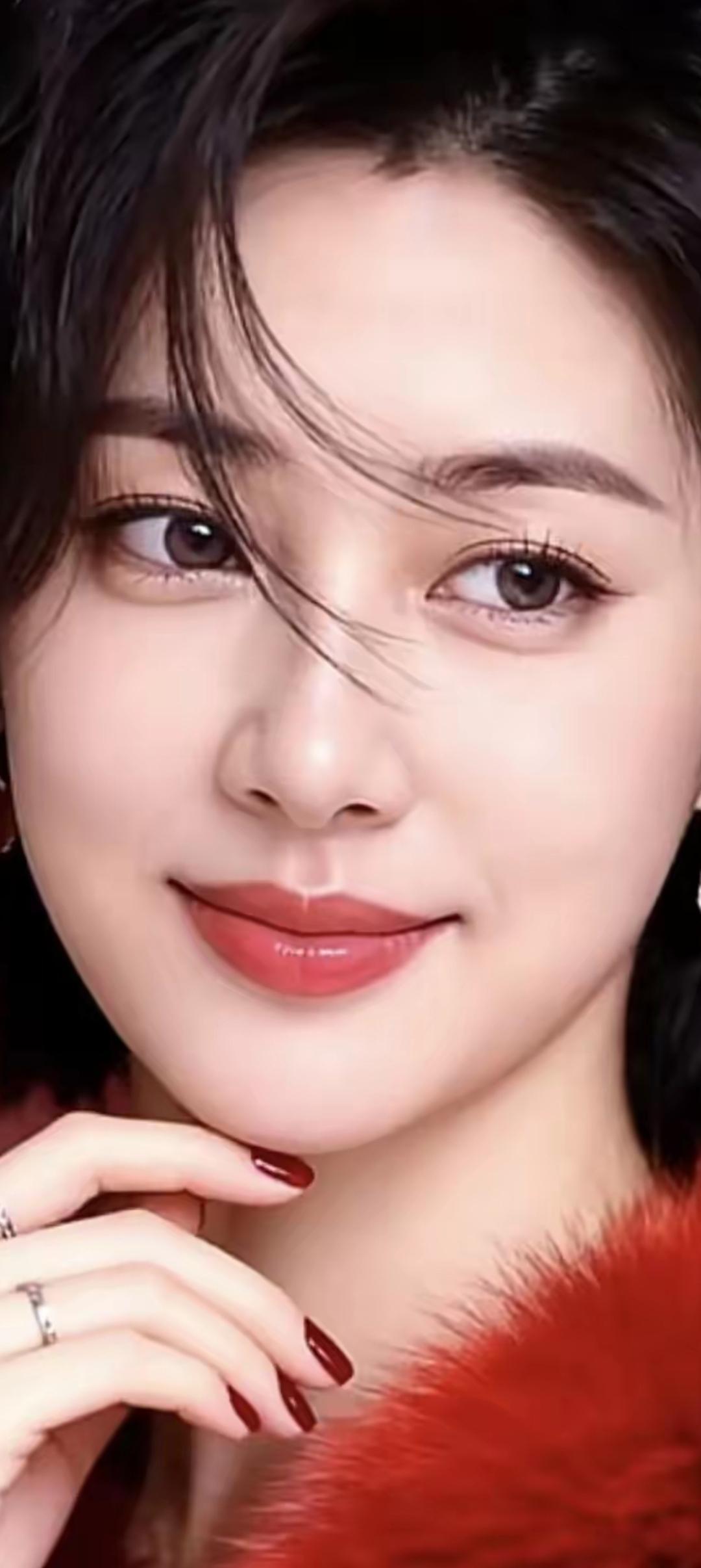 优雅红唇，迷人眼妆，精致的妆容搭配奢华的红色羽毛耳饰，尽显女性魅力。