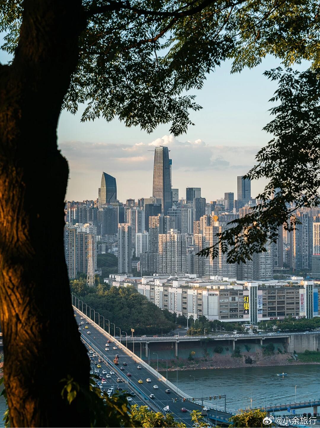 重庆这里是山城最浪漫的观景步道山城陡峭的崖壁之上沿着半山修建的这条步道真的太美了