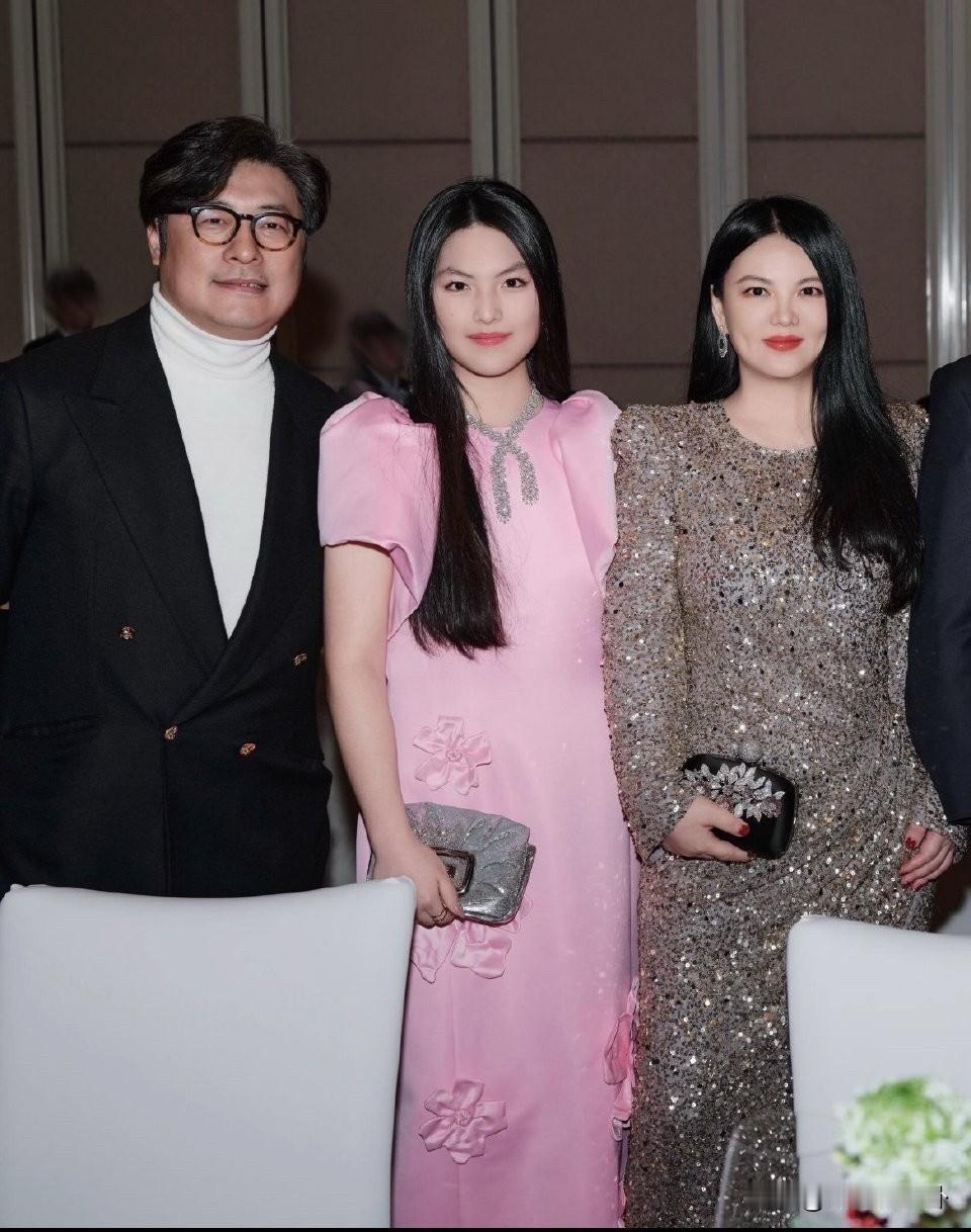 果然娱乐圈没有不变的爱情，只有永恒的利益。李湘账号被封禁后，第一个出来为她发声的