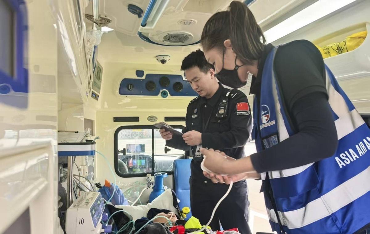 4月4日下午2点20分，宁波栎社国际机场。一架来自泰国的公务机刚刚停稳，等候多时