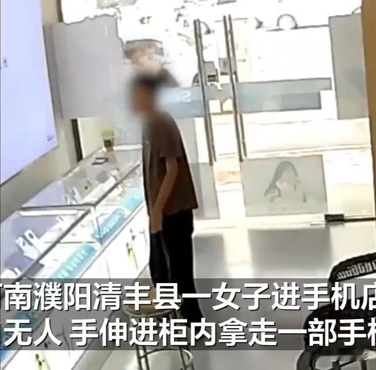 这女人是不是傻？你以为店内没人就能为所欲为？就可以伸出咸猪手？你不晓得身后的监控
