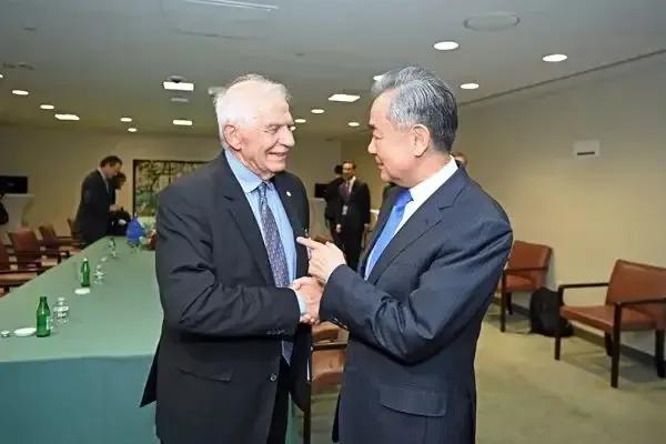【五星耀东方，世界换新颜】
当地时间25日，欧盟外长博雷利表示，中国崛起是不可阻