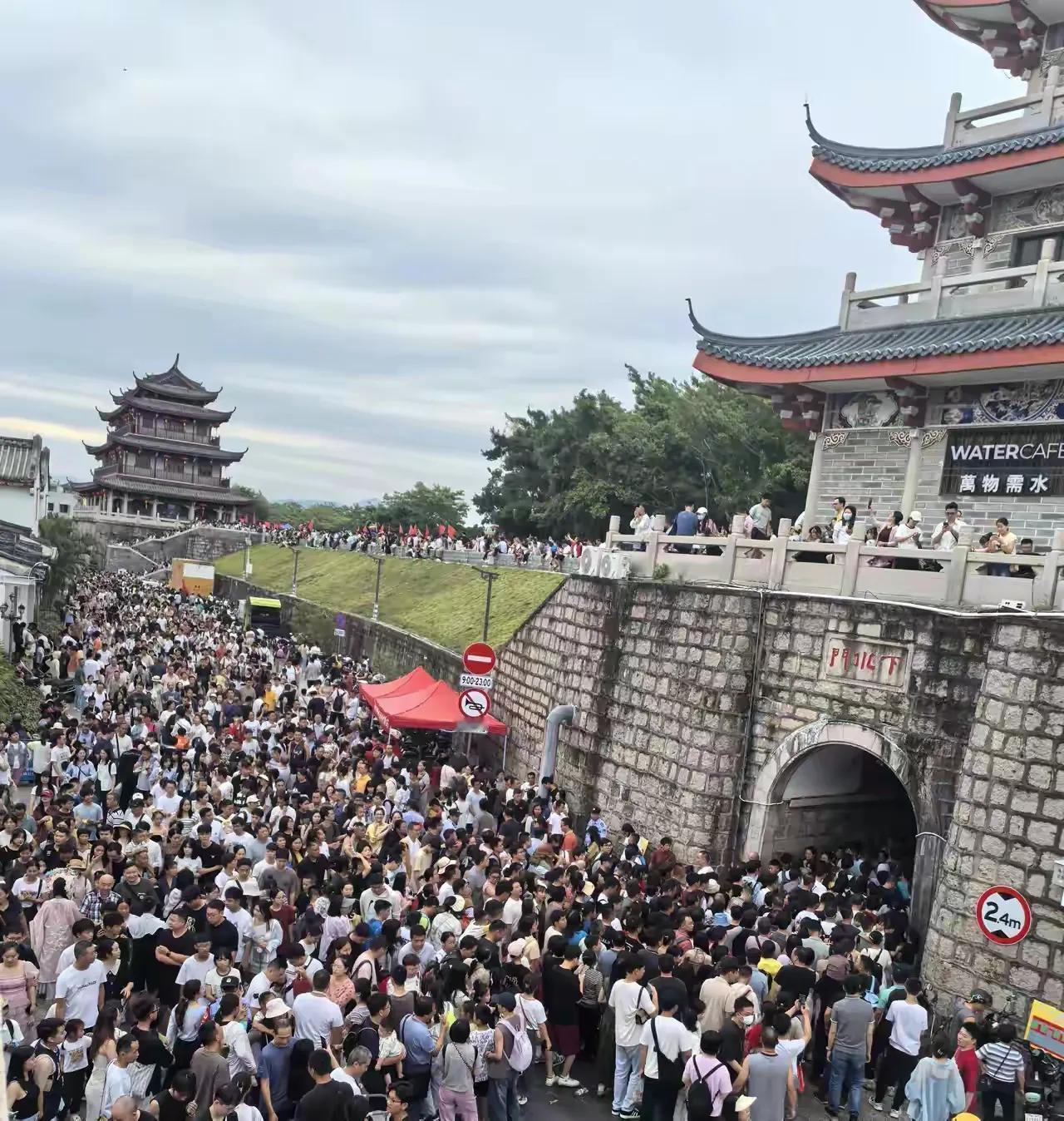 “国庆节”假期。
揭阳古城，潮州古城，二个地方的游客人流氛围。