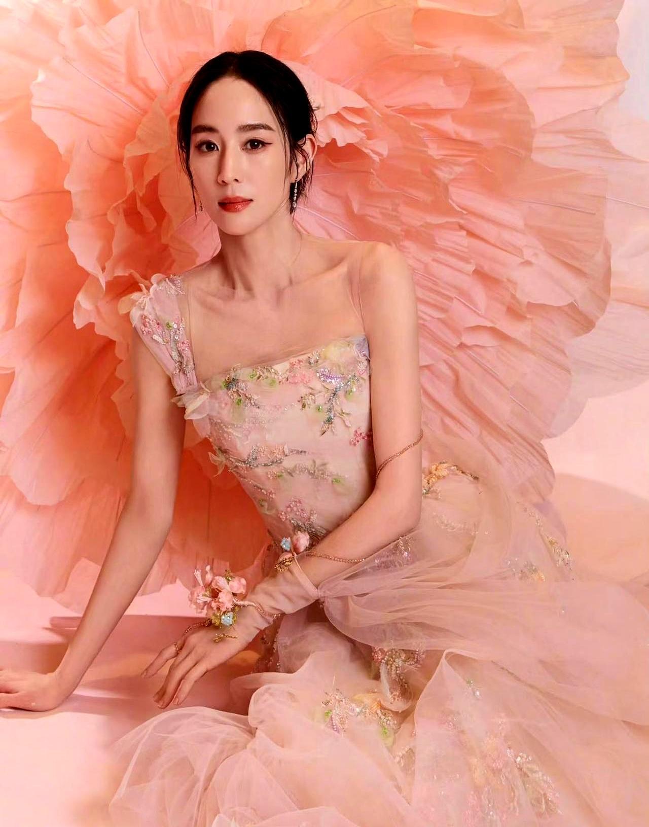 春晚导播都懵了，一个0.5秒的镜头，全网疯传，就因为一片花瓣。
 
王楚然的琵琶