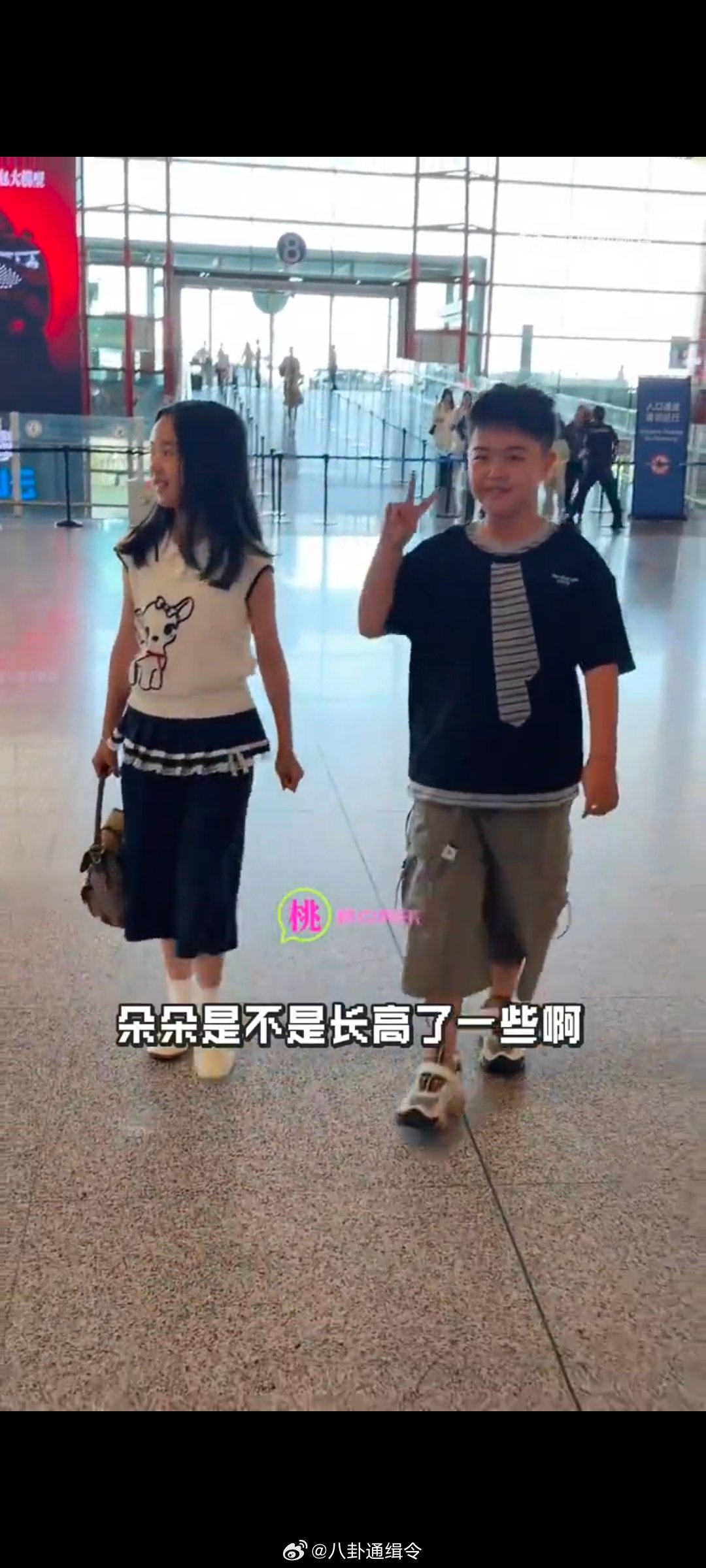 朵朵小酒窝机场摆拍朵朵说小酒窝是小仙女朵朵这嘴也太甜了，当着这么多人的面直接夸小