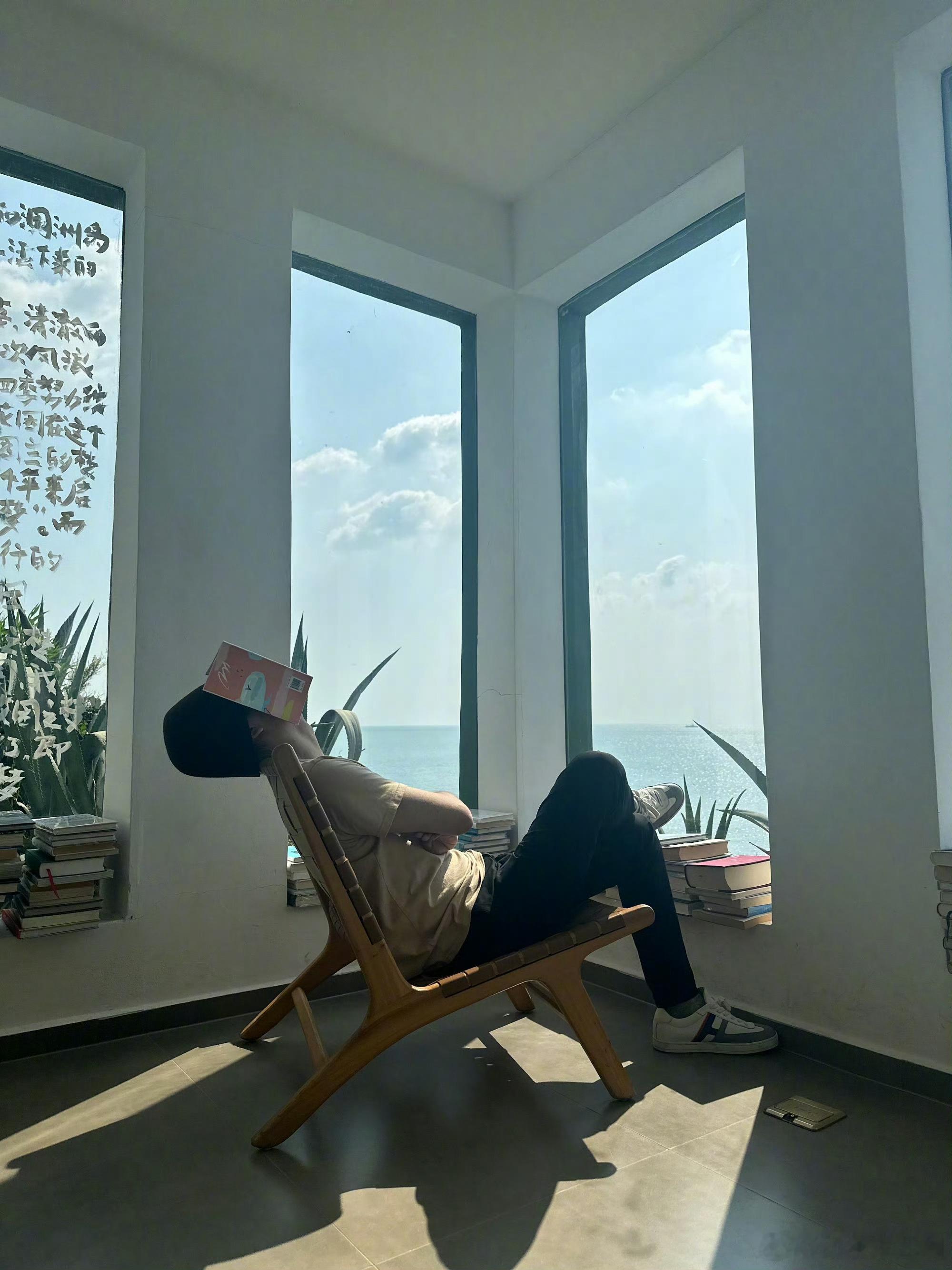 不是，你头都平躺着了帽子咋还不掉呢？？粘上了吗？ ​​​