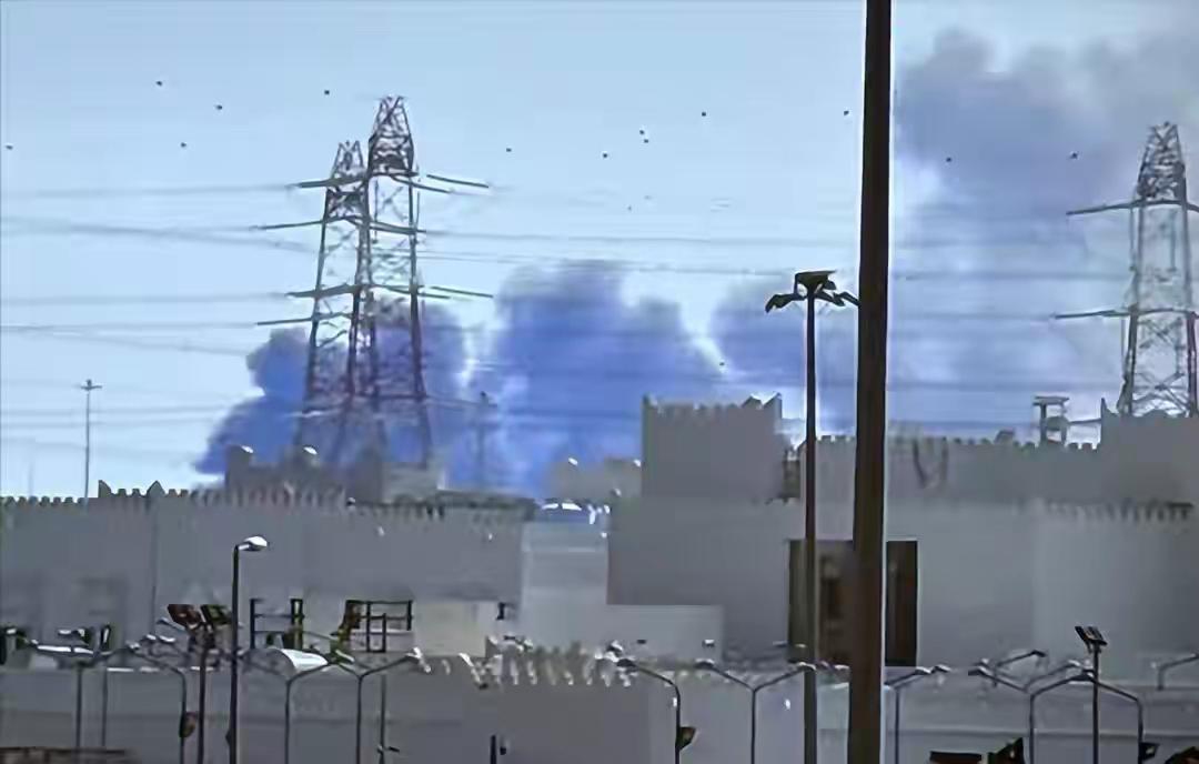 伊朗导弹袭以色列 夜空划过密集火光 3月1日至2日夜间，伊朗与以色列冲突骤然升级