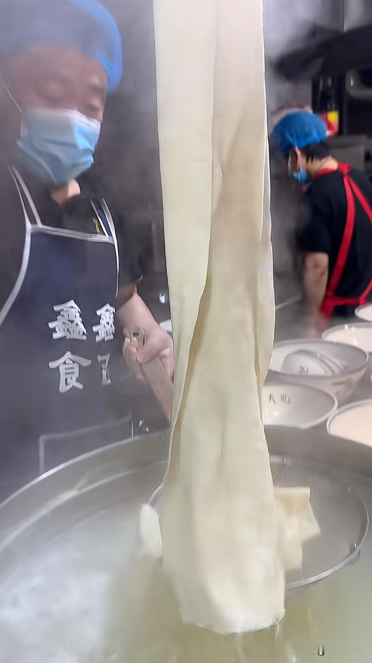 今天师傅说想吃个油泼 被面子[笑哭]安排纯手工面条陕西味道油泼面 宽面油泼面