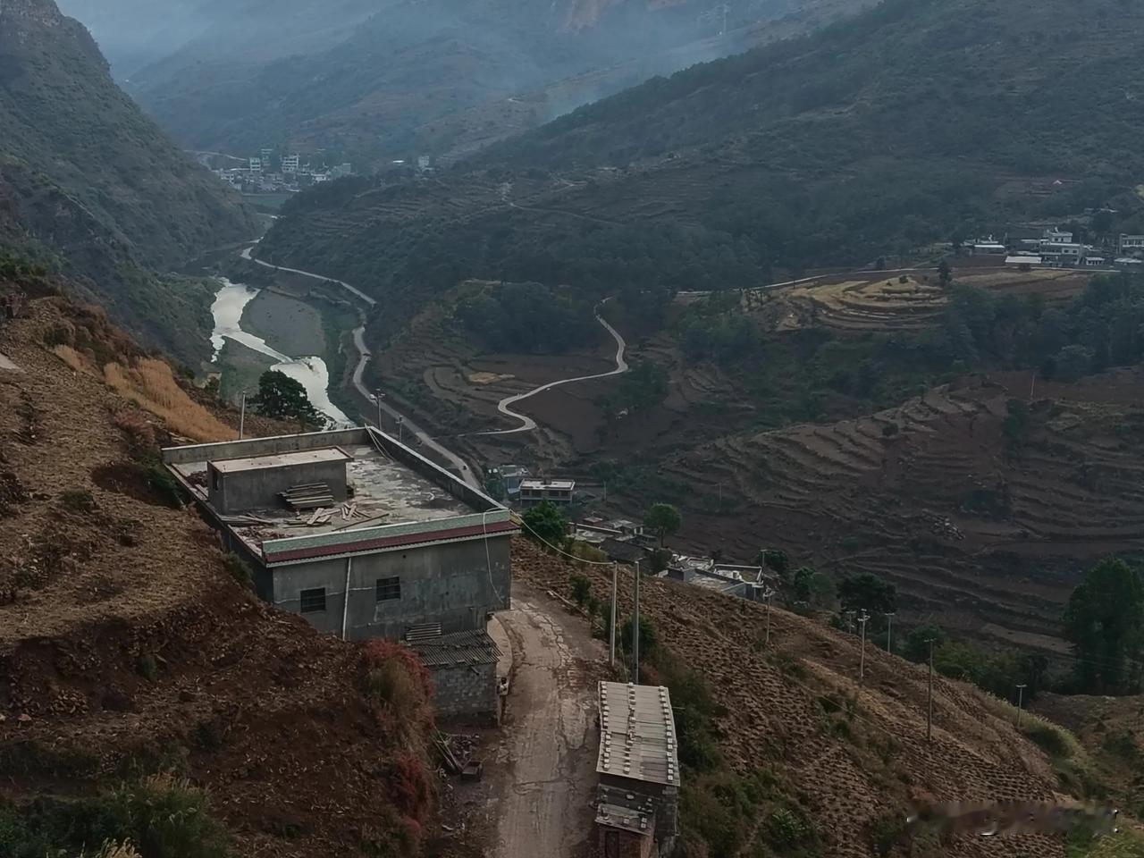 站在高山望乡间，
    山水黔城，
    儿时来路，
    终成过往。
 