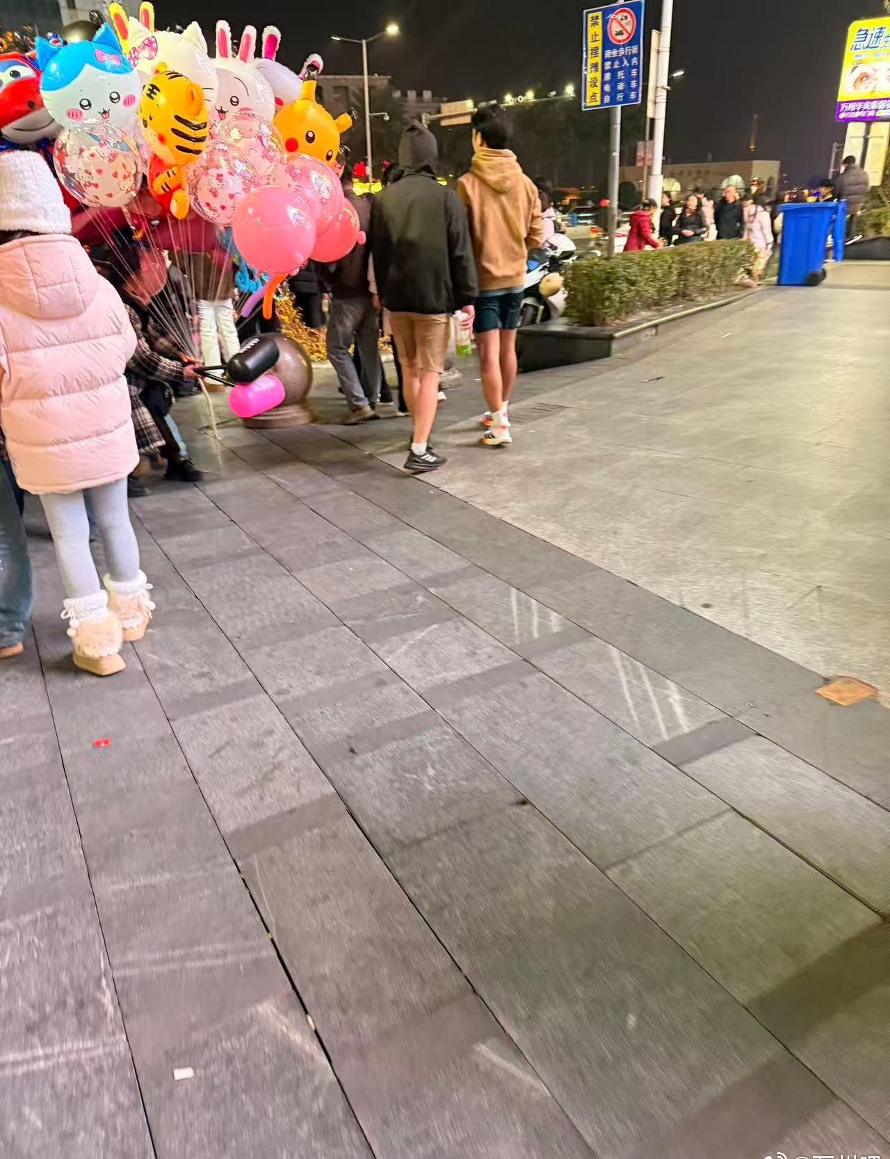 网友金街偶遇的，你们的冬天我们的冬天好像不一样[惊呆]全国多地降雪寒潮大寒万州城