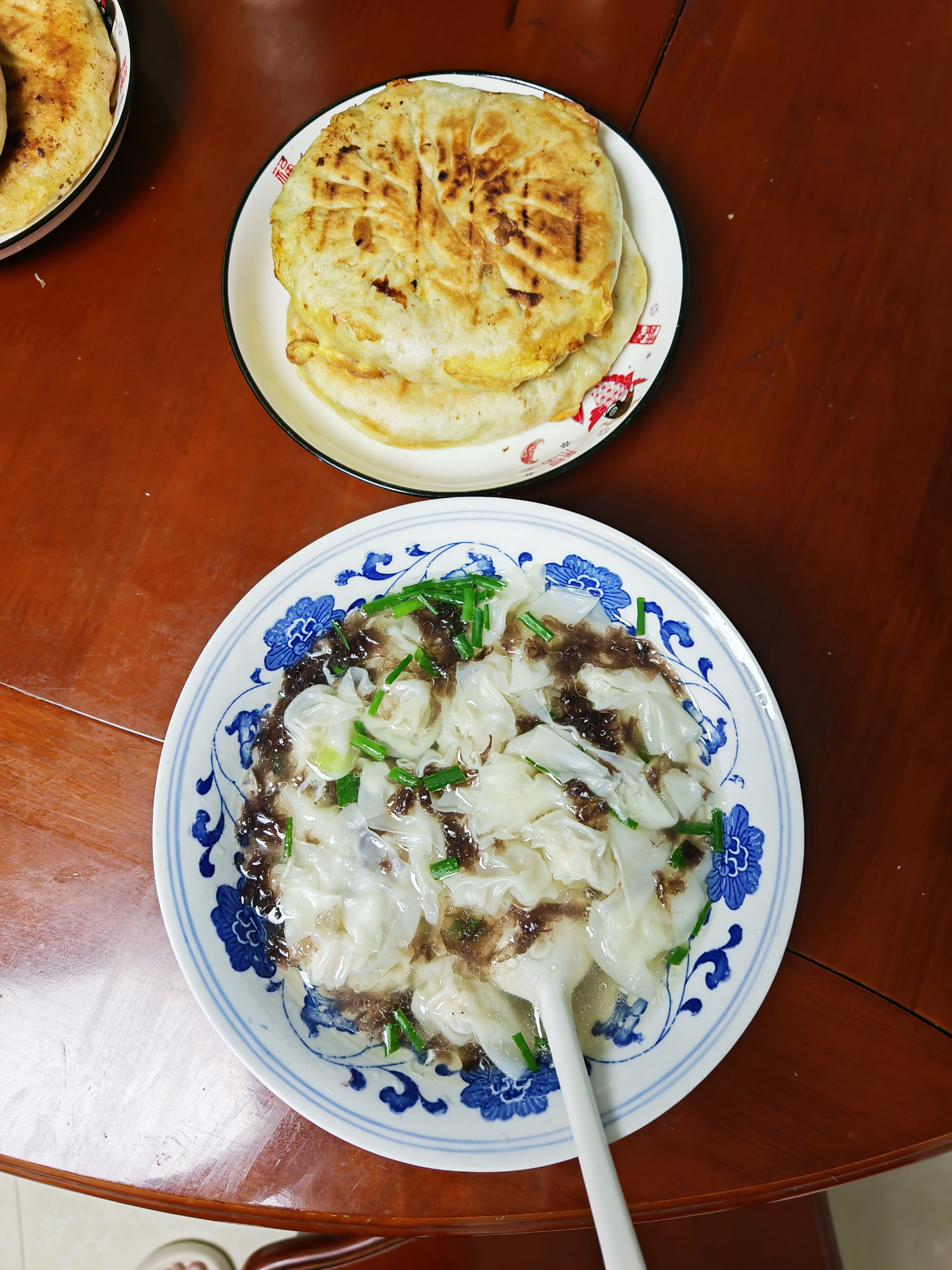 晚饭吃饼和馄饨