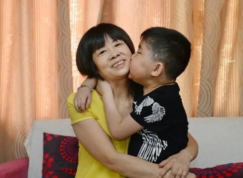 太戳心了！江西南昌，一对夫妻双双因病离世，临终前，将2岁的儿子托付给保姆，谁料，