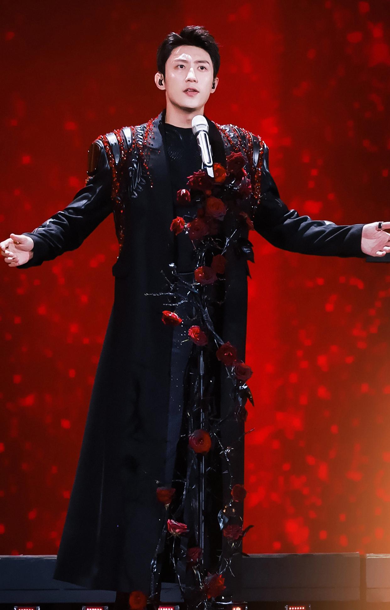 当红小生王一博在舞台上画着精致眼线，台下粉丝尖叫一片。
教育部2021年却发文，