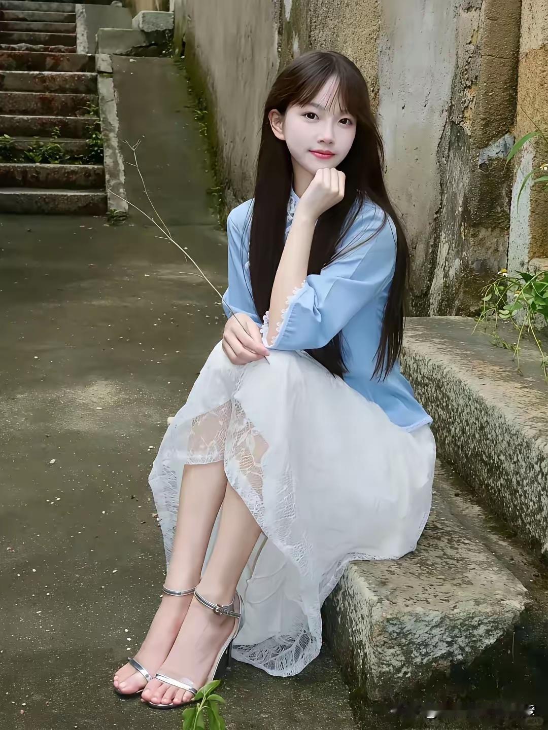 古巷里的民国风少女
 旧巷石阶旁，她一身蓝衫白裙，长发垂落，手里捻着枝细草，像从