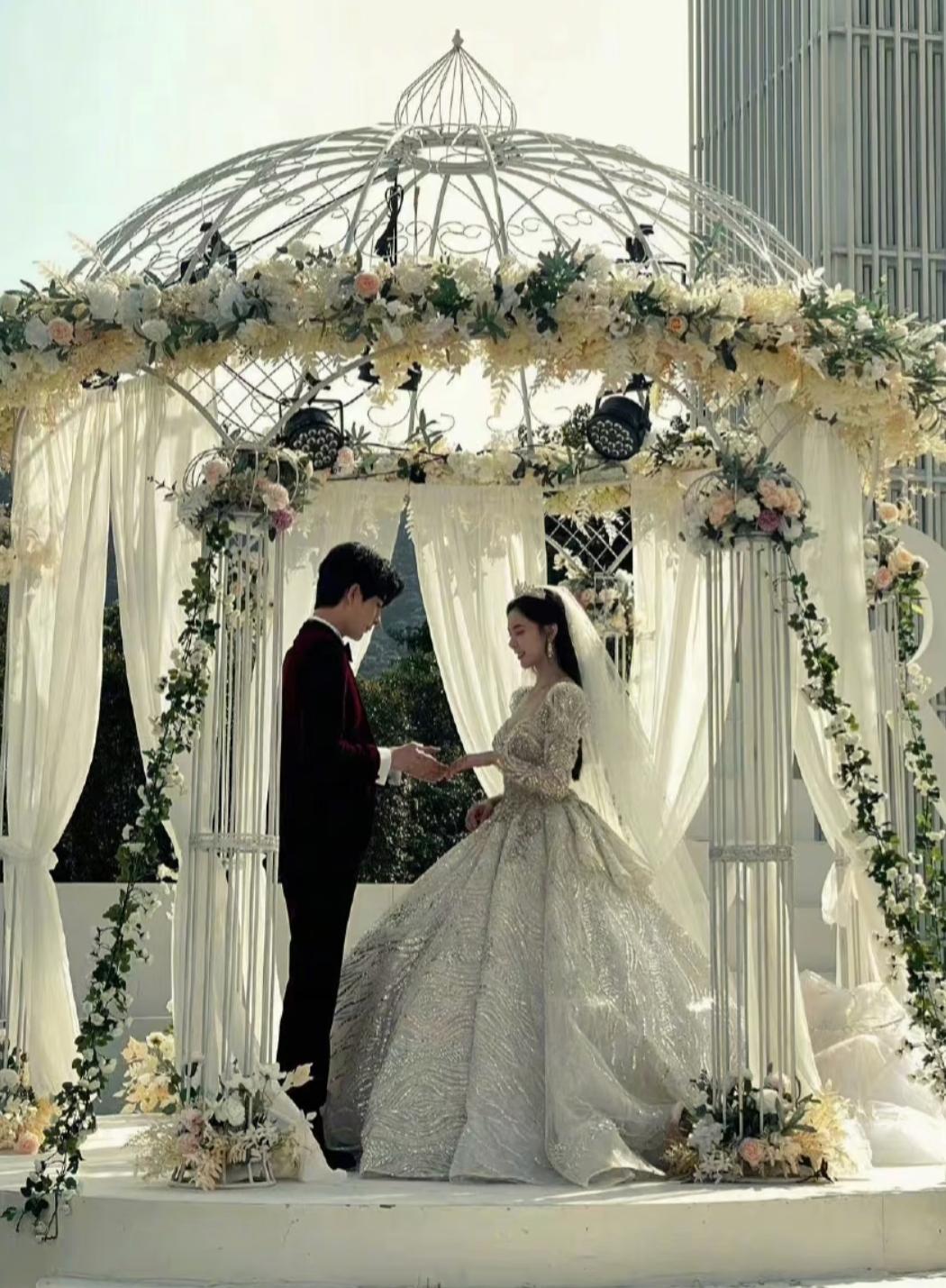 国庆闲来无事
看完了《温德瑞拉日记》
戒断感很重
我沉思了许久
觉得那其实才是他