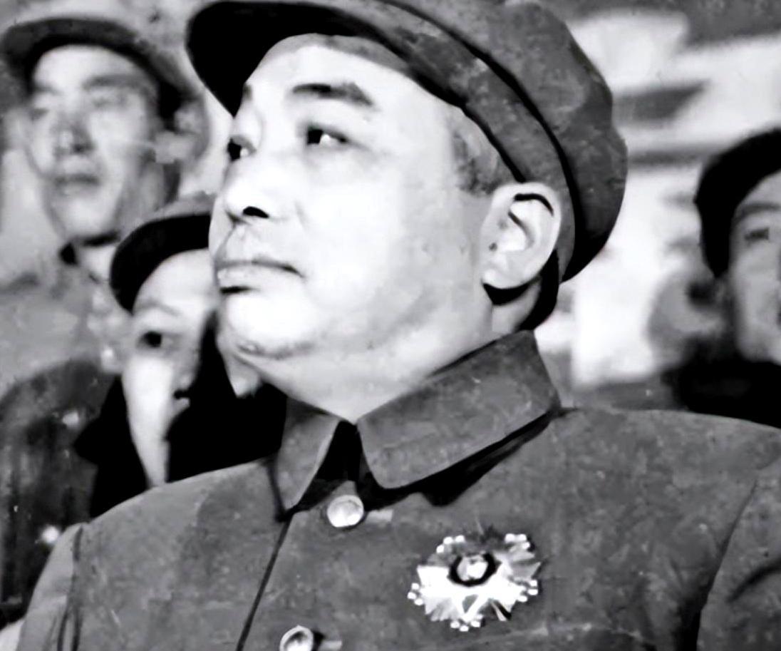 1942年，彭老总身边一位贴身警卫员突然饮弹自尽，在追查这起离奇死亡事件时，竟牵