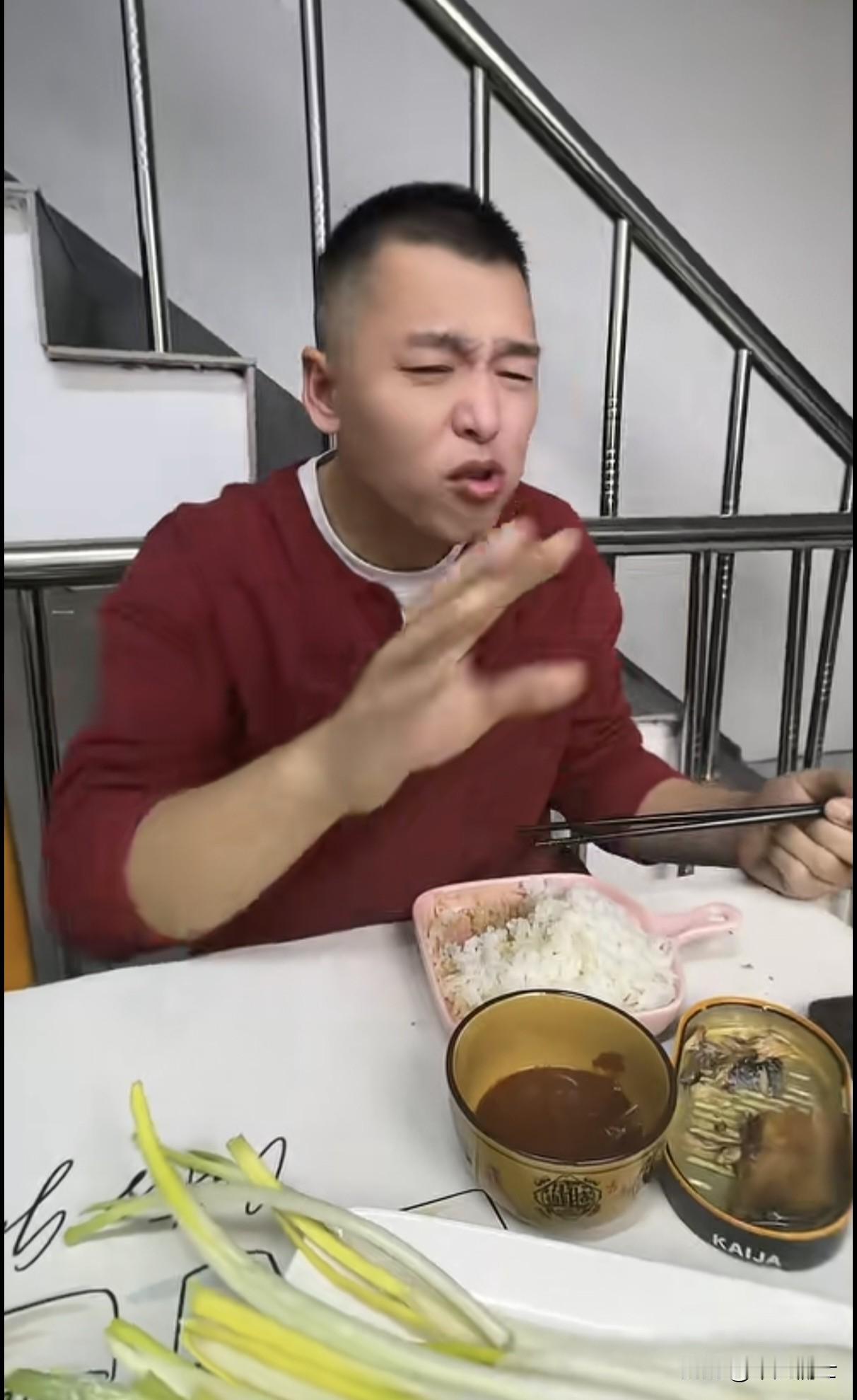 陕北红葱会不会是下一个网络爆红的农产品！在网络平台突然出现了许多博主进行陕北红葱