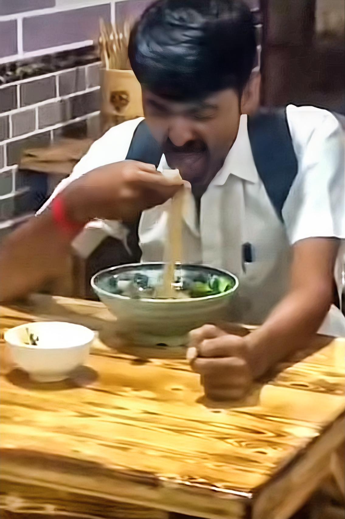 在中国，印度小哥手抓面条吃，这场景想想就有趣。之前有个印度小哥来中国旅游，就为了