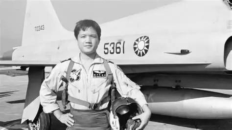 1990 年，黄植诚的妻子马红赴美国后选择滞留不归，相关部门依规开展政审核查工作