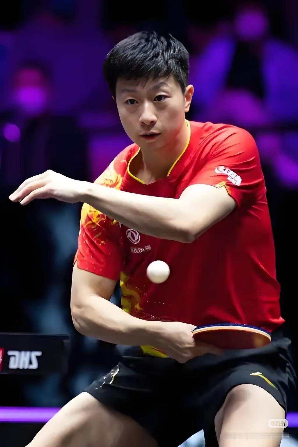 马龙最近总被说像薄荷冰沙的爽感。现在市面上薄荷味的东西不少，有的像生嚼草叶满嘴草