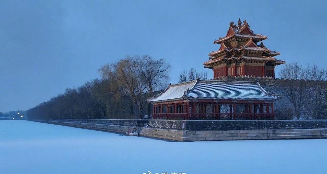 【“忽冷忽热”成新型极端天气？】前一天还在享受融融暖意的阳光，后一天就裹上厚羽绒