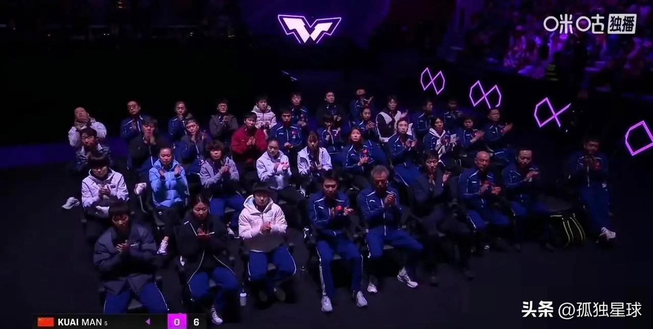 这一幕太让人“心酸”了！

印象中，这是国乒全队坐的最整齐的一次，王励勤，秦志戬